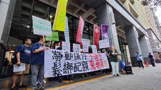 有劳团今天赴劳动部抗议指出，政府持续以「当代奴工制度」、「廉价劳动条件」以因应产业缺工，根本是请鬼拿药单。（林良齐摄）
