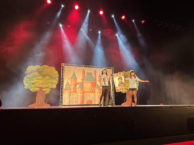 今天是《牵手进剧场》系列活动的首场，现场约有900名学童参与。（陈梦茹摄）