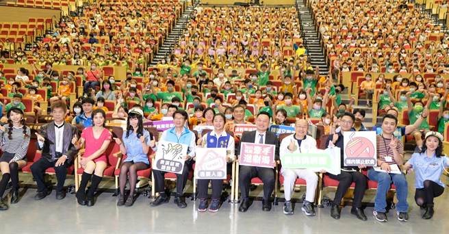 落实表演艺术教育扎根，桃园市文化局自2013年起推动《牵手进剧场》系列活动，今年满10年。（陈梦茹摄）