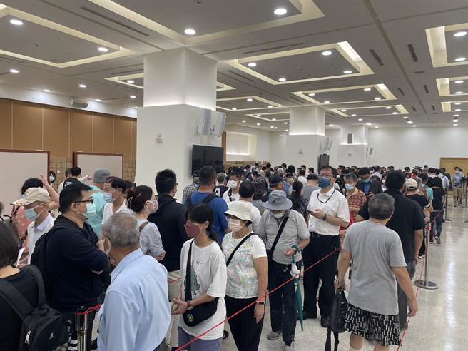 长荣海运今(30)日举办股东常会，现场人山人海，许多小股东一早就来排队领取纪念品。（股东提供）