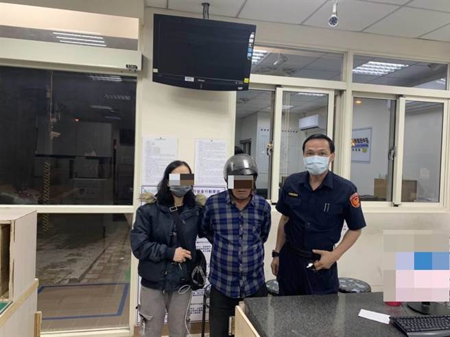 池姓老翁日前独自骑乘机车访友迷途，半夜被巡逻员警发现。（警方提供）