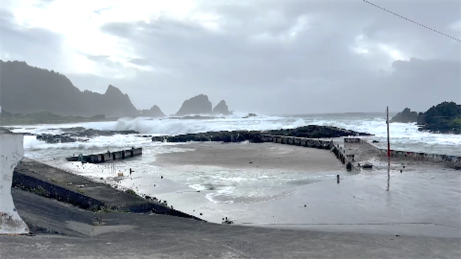 台东县兰屿乡平均风力及阵风达标，今日下午1时起停班停课。（萧嘉蕙摄）