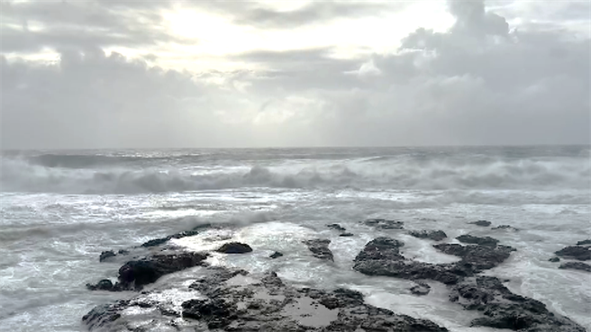台东县兰屿乡今日上午起海面平均风力将增强至9到10级，最大阵风12级。（萧嘉蕙摄）