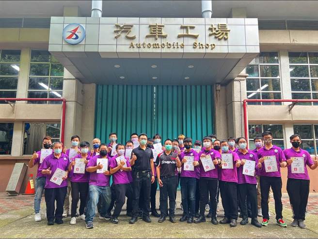 最佳训练师夏云清（中）与其培育结训的汽车修护班学员合影。(中彰投分署提供)