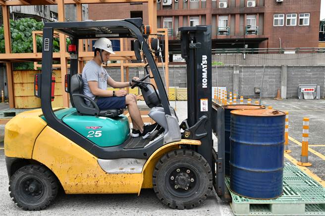 毕业旺季，部队收训量不足，役男通常须等待3个月到半年才能入营，新北市府推出「役前职能教育训练计画」，让役男免费报名学习就业技能，每年有7成役男顺利取得证照。（民政局提供）