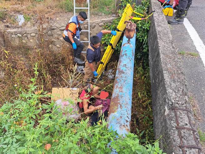 纳骨塔附近农路2小时连2件车祸，附近居民直呼「诡异」。（读者提供／张毓翎台南传真）