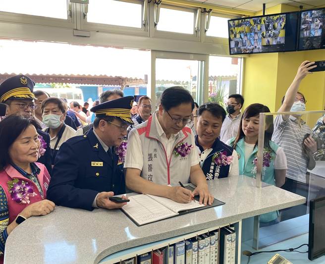 桃园市长张善政出席杨梅区草湳派出所启用典礼签到慰勤。（蔡明亘摄）