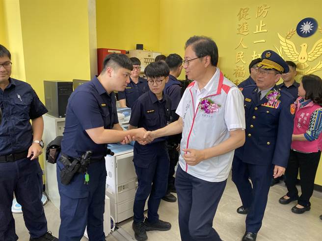 桃园市长张善政出席杨梅区草湳派出所启用典礼，勉励基层员警。（蔡明亘摄）