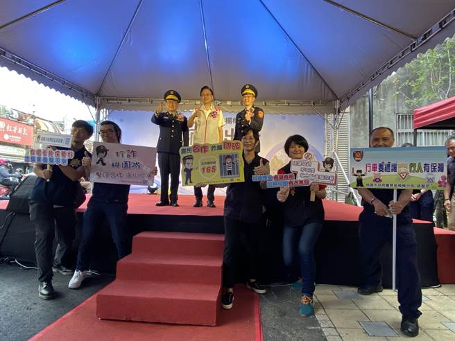 桃园市长张善政与警方「打诈桃园队」一同宣导反诈骗观念。（蔡明亘摄）