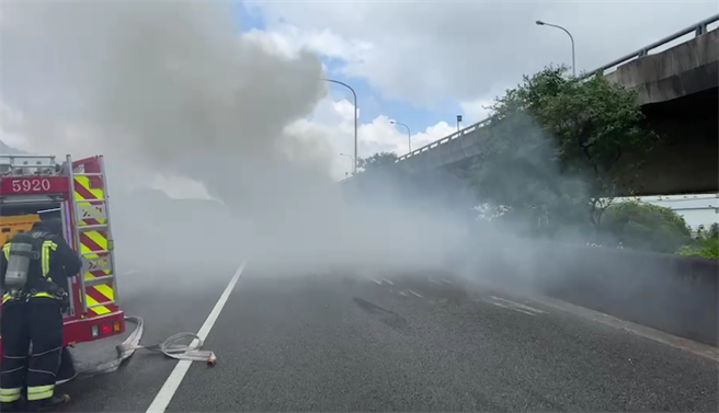 国一北向46K今天中午发生车祸火烧车事故，23岁刘姓男子疑似未保持安全距离，撞到前方联结车，导致小货车翻覆撞到外侧路肩并起火。（翻摄照片）