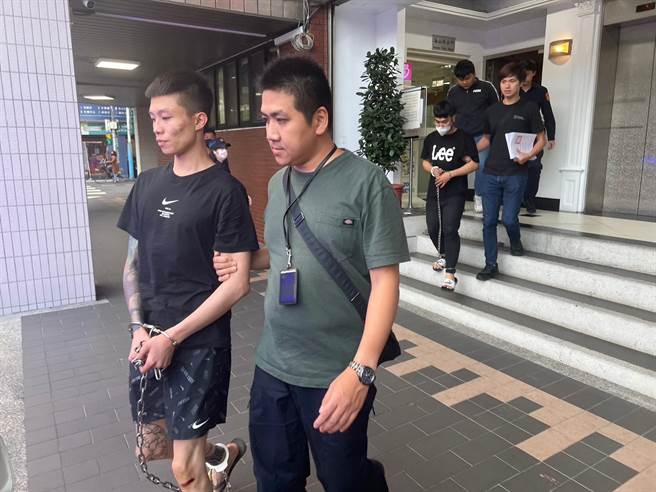 警方依法移送3名诈骗集团成员。（王扬杰摄）