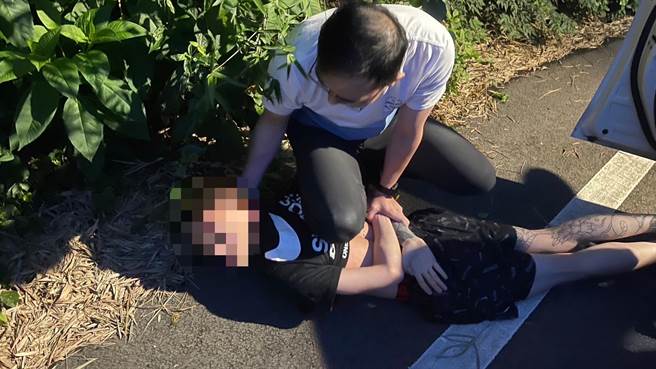 员警趁面交时逮捕诈骗集团车手。（警方提供）