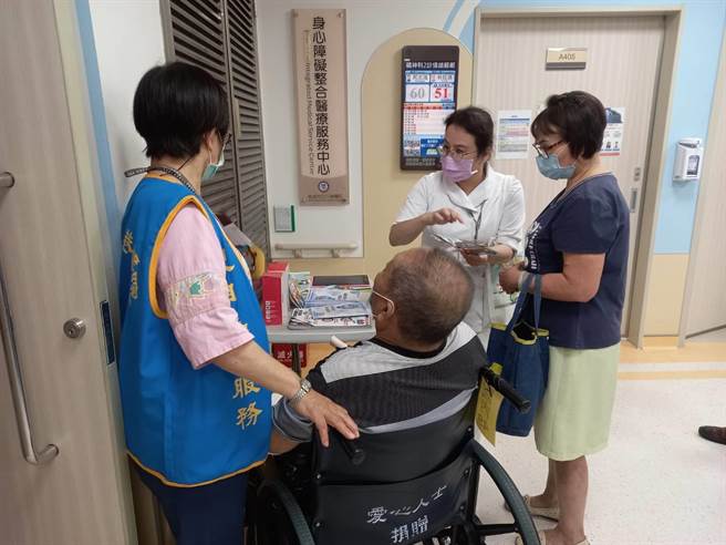 小港医院跨团队合作，安排专人陪同看诊，缩短就医疗程时间，减缓病患及家属之焦虑及提升就医满意度。（翻摄照片／高雄洪靖宜传真）