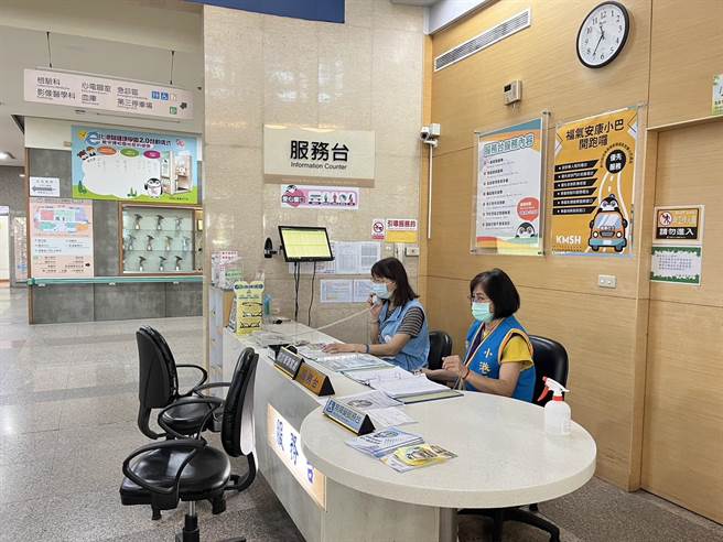 志工服务台会显示当天搭乘復康巴士的病人，在病患院到医院前30分钟以红字提示。（翻摄照片／高雄洪靖宜传真）