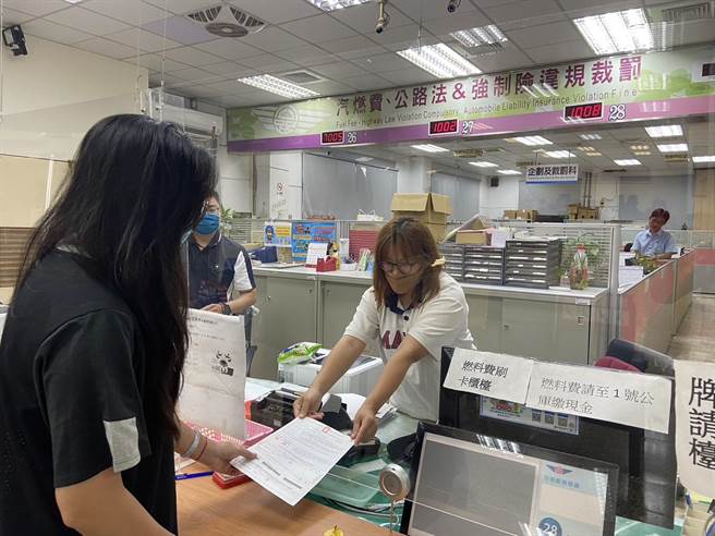 台中区监理所30日指出，今年汽机车燃料费逾缴受罚案共有6万余件，监理所已于本月26日寄出违反公路法处分书，车主收到后应于6月底前完成缴纳。（台中区监理所提供／潘虹恩台中传真）