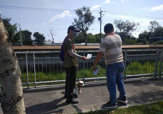 环保局稽查人员到公园宣导遛狗不留便。（花莲县环保局提供／王志伟花莲传真）