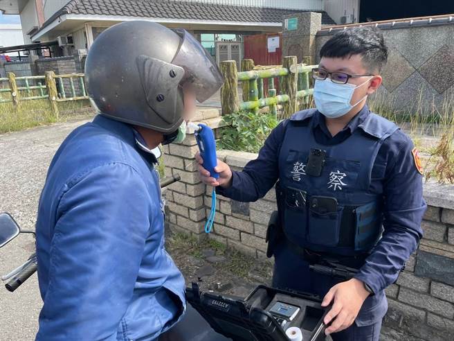 警方取缔酒驾不遗余力，民眾酒后驾车遭拦查，各种奇怪要求都有。(警方提供／曹婷婷台南传真)