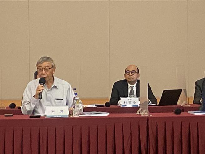 （联强股东会30日召开，由董事长苗丰强(图左)主持、右为副总裁杜书全。图／林淑惠）