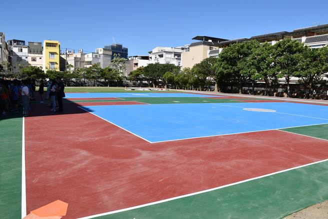 苗栗县头份市信义国小中间球场30日启用。（谢明俊摄）