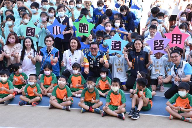 苗栗县头份市信义国小中间球场30日启用，苗栗县长夫人陈美琦应邀到场祝贺。（谢明俊摄）