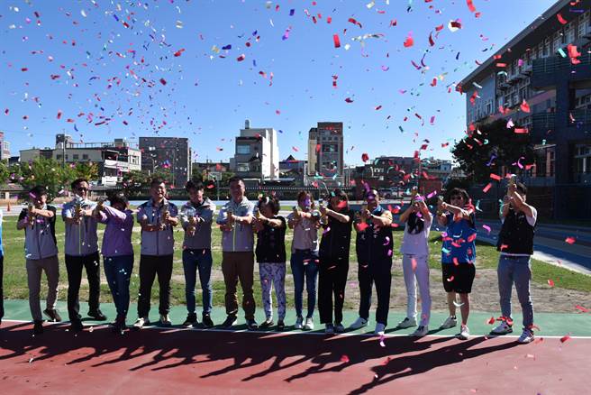 苗栗县头份市信义国小中间球场30日启用。（谢明俊摄）