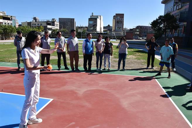 苗栗县头份市信义国小中间球场30日启用，苗栗县长夫人陈美琦与小朋友共同主持开球。（谢明俊摄）