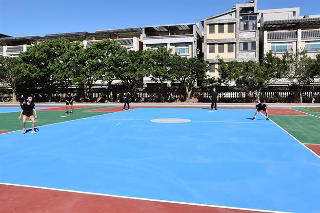 苗栗县头份市信义国小中间球场30日启用，将成为乐乐棒球场。（谢明俊摄）