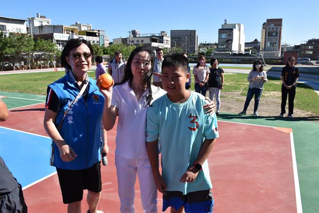 苗栗县头份市信义国小中间球场30日启用，苗栗县长夫人陈美琦与小朋友共同主持开球。（谢明俊摄）