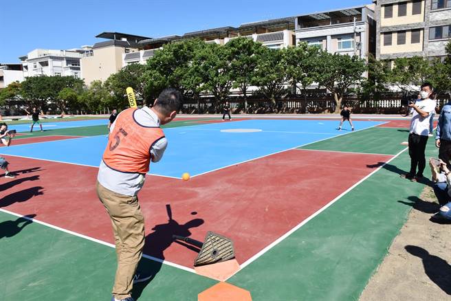 苗栗县头份市信义国小中间球场30日启用，大小朋友举行友谊赛。（谢明俊摄）