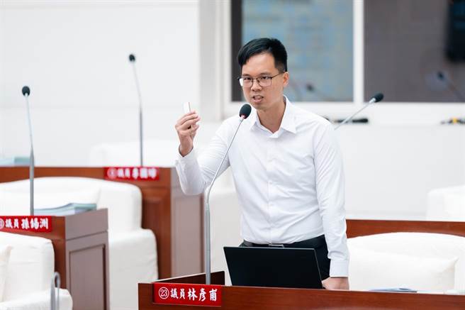 新竹市议员林彦甫30日质询时，针对12亿的新竹棒球场持续追究相关施工、监造问题，也追问何时才会作改善工程。（林彦甫提供／陈育贤新竹传真）