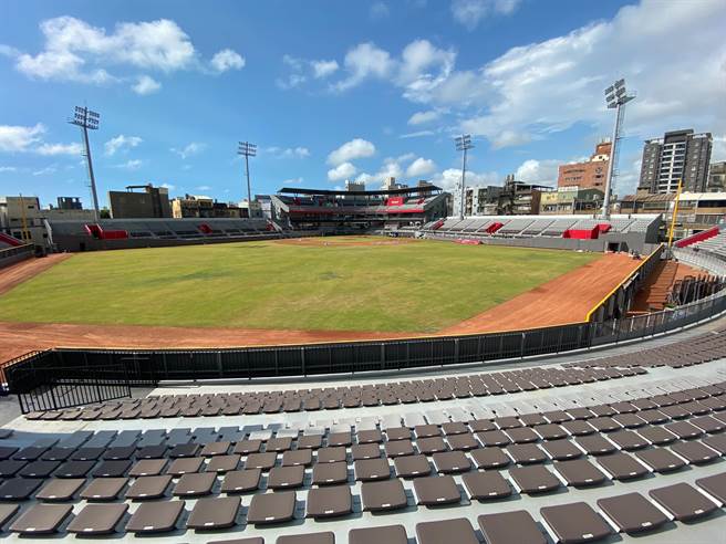 新竹市政府表示，正在严格把关审查，希望将棒球场1次做到好，预计6月进场改善，工程持续至10月。（陈育贤摄）