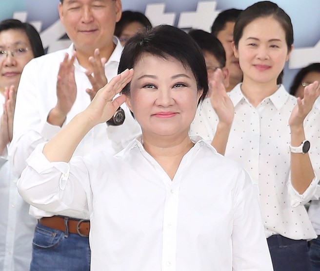 Meta針對Twitter推出社群競品「Threads」，被稱為「文字版IG」，是以文字交流為主的新平台，今（6）正式上線即掀熱議，政壇大咖紛紛搶進。台中市市長盧秀燕也開通Threads，發出的第一篇文卻是大喊「這個怎麼用啊」，引發討論。（中時資料照／陳怡誠攝）