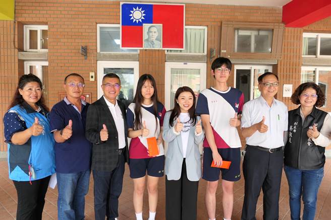 前立委张嘉郡（右四）针对明年立委选举，表示乐当啦啦队但也绝不惧战。（张朝欣摄）