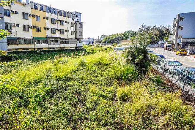 县府计画以松林国小旁润泰近900坪土地增建校舍，用明新科大旁县有地换地，被县议员何智达质疑「钻石换石头」。（罗浚滨摄）