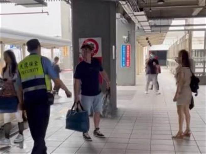 白色休旅车违停遭保全吹哨劝离，同车男子反呛保全态度恶劣，引发网友震怒批评。（摘自脸书社团刑事诉讼法研究）