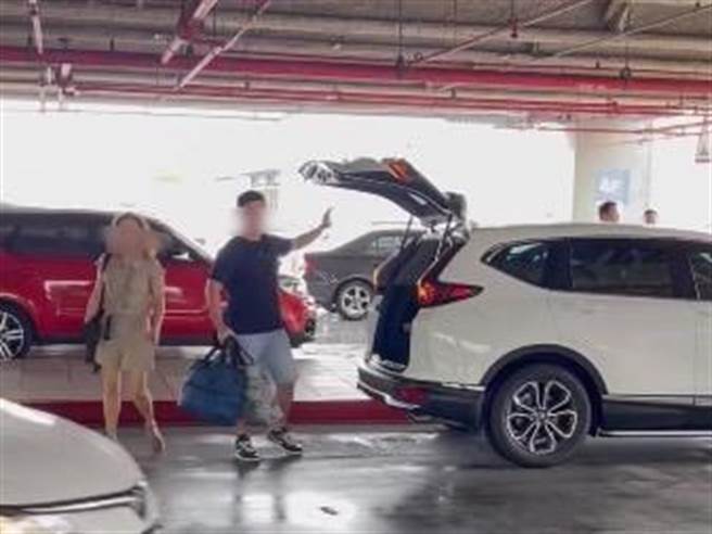 白色休旅车违停遭保全吹哨劝离，同车男子反呛保全态度恶劣，引发网友震怒批评。（摘自脸书社团刑事诉讼法研究）