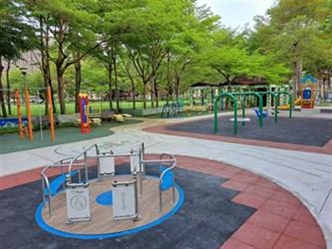 台中市丰富公园经市府斥资改造，共融式秋千组、创意攀爬组及游戏砂坑等游具设施，顾及到不同身心能力的孩童游戏权益。(台中市府提供)