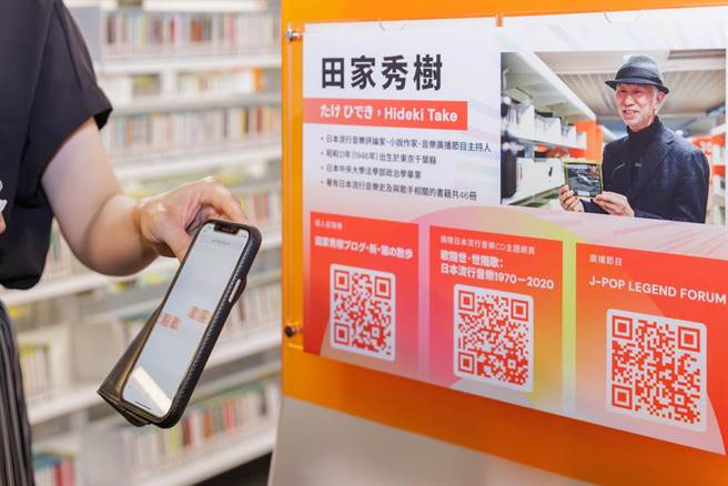 清大指出，扫描书架上的QR code，就可以连到特制的主题网页。（清大提供／王惠慧新竹传真）