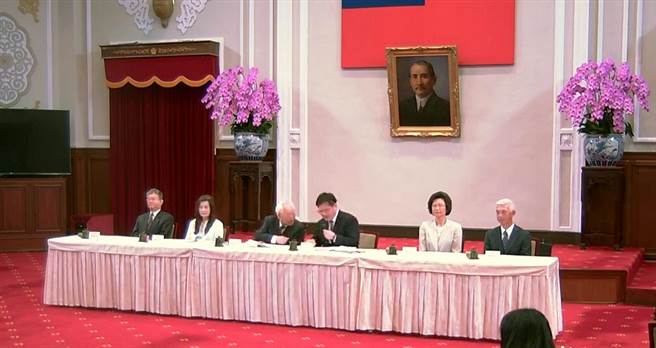 总统府今天公布4名大法官提名人选，分别为最高法院法官蔡彩贞、监察院秘书长朱富美、台大法律系教授陈忠五及律师尤伯祥。（崔慈悌摄）