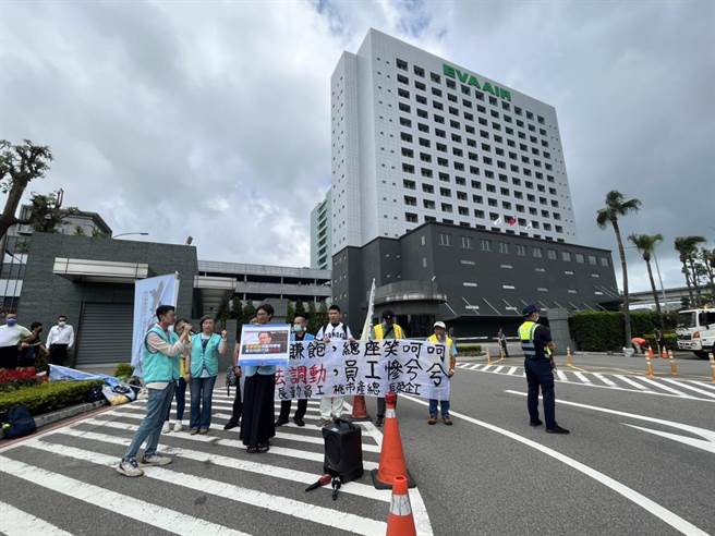 长荣航空企业工会、桃园市产业总工会与长荣航勤公司高勤部员工今赴长荣航空母公司抗议。（陈梦茹摄）