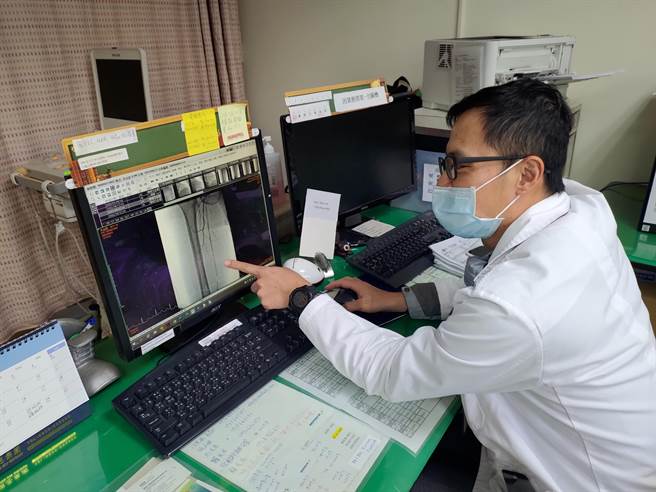 丰原医院心臟科医师张伟俊讲解患者状况。（丰原医院提供）