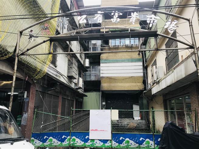 基隆市富贵市场2020年被鑑定为海砂屋，但原摊商认为有争议，基隆市府另外委托鑑定，报告将于8月出炉，届时才能决定是否拆除。（张志康摄）