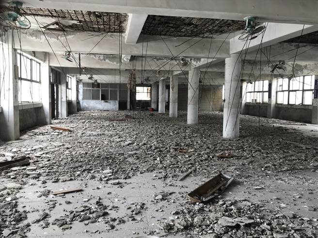 基隆市富贵市场2020年被鑑定为海砂屋，但原摊商认为有争议，基隆市府另外委托鑑定，报告将于8月出炉，届时才能决定是否拆除。（张志康摄）