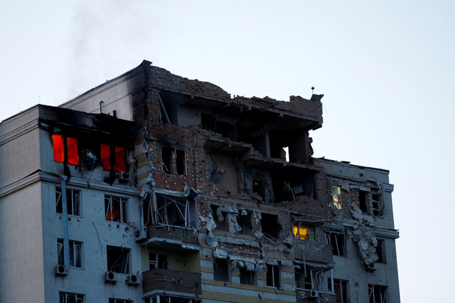 图为被俄罗斯轰炸的基辅公寓大楼。（图／路透社）