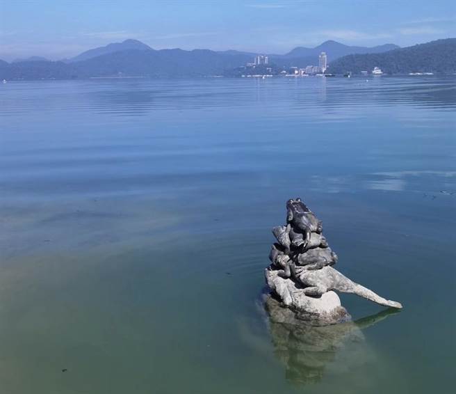 日月潭九蛙迭像目前有5只蛙潜水了，游客直呼：「这个水位看九蛙最美！」（民眾提供／杨静茹南投传真）