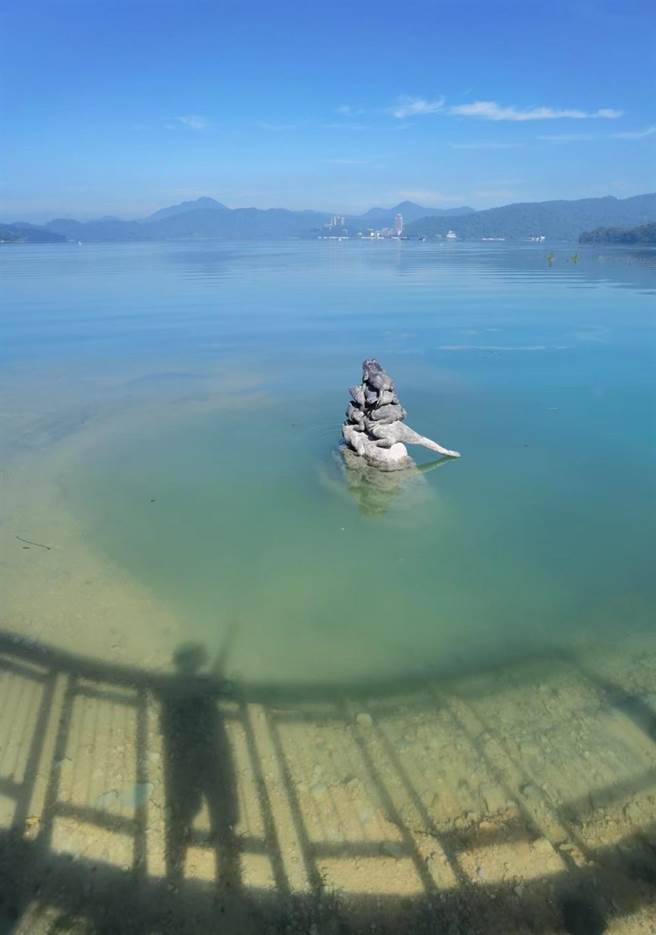 日月潭水位30日回升至747.35公尺，九蛙迭像第4蛙的脚俏皮地往外伸刚好碰到水，游客直呼：「这个水位看九蛙最美！」（民眾提供／杨静茹南投传真）