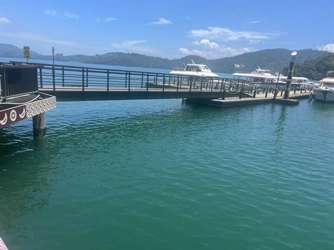 日管处为维繫日月潭船舶游湖游憩需求，启动各公有码头浮排、引桥及各项设施復原工作迎宾。（日月潭风管处提供／杨静茹南投传真）