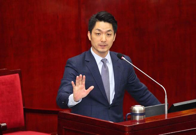 台北农产运销公司6月改选，传台北市政府跟前云林县长张荣味合作，将抢下民股关键3席，拿下董事长、总经理人事，台北市长蒋万安（如图）30日赴市议会接受市政总质询表示，都还在进行当中，相关人事程序都还在进行，有确定会大家报告。（张铠乙摄）