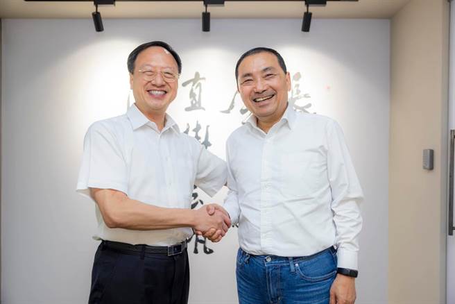 新北市长侯友宜今日在脸书贴文拜访前行政院长江宜桦，他强调「上位者首鼠两端，导致台湾被推向危险的极端」是他们共同的感嘆，并重申「2025非核家园」政策已成为一场最大的骗局。（翻摄自侯友宜脸书）