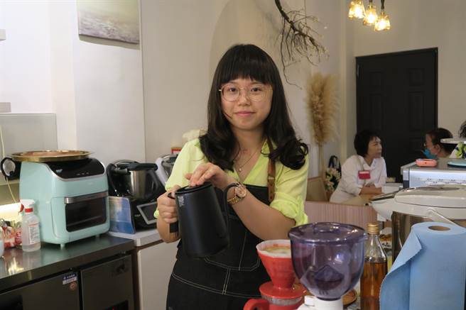 3年前因一场车祸被宣告可能成为植物人的陈彦蓉，经过復健奇蹟甦醒，如今在彰化员林开了一家咖啡厅，为她不凡的人生再创续篇。(吴建辉摄)